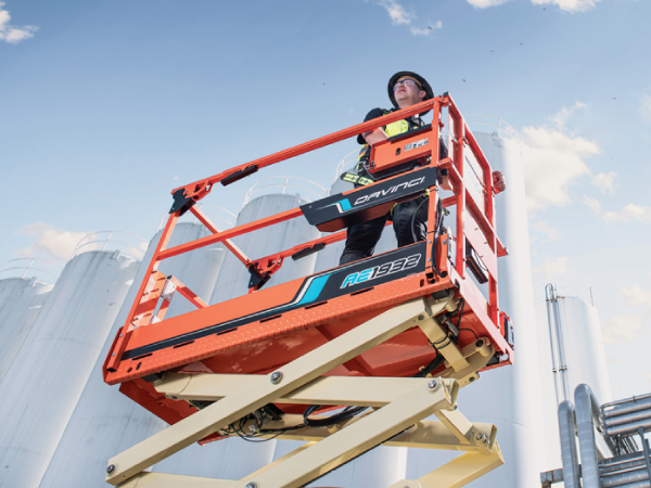 JLG DaVinci scissor lift outside
